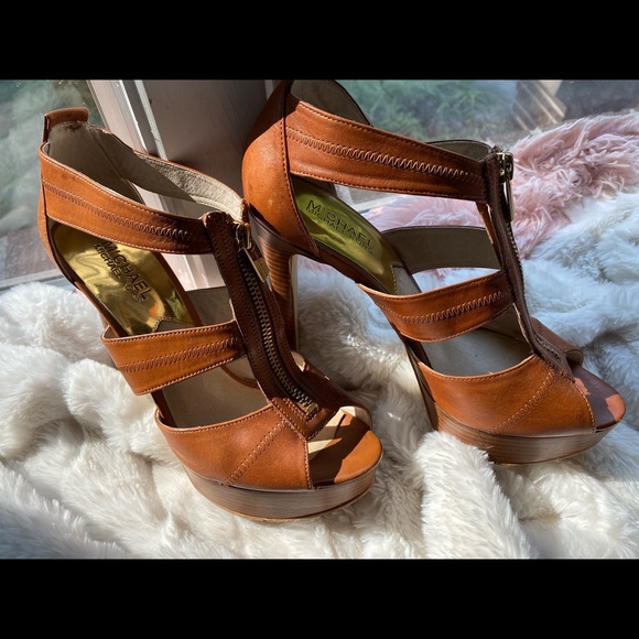 Michael Kors Berkley Leather T-Strap Heels 7.5 EUC - Picture 5 of 10